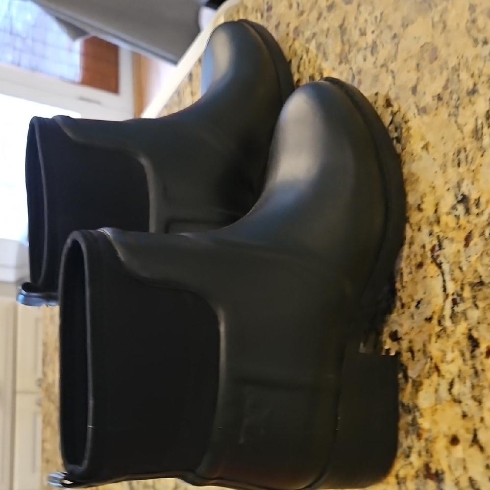 Tory BURCH sz 7 Black Ankle Rain Boots. Excellent Condition